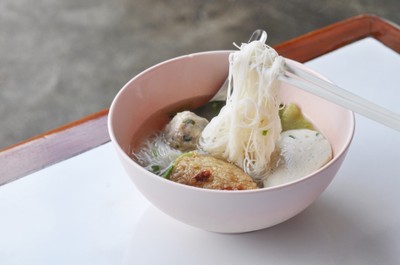 สอาด ก๋วยเตี๋ยวลูกชิ้นปลา เย็นตาโฟเสวย - สามกษัตริย์