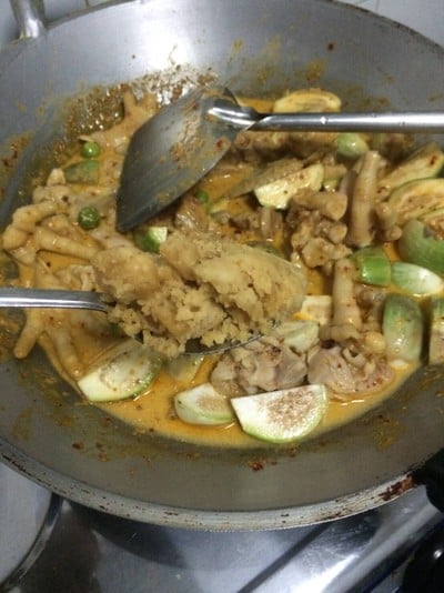 วิธีทำ “แกงไก่ใส่มะเขือ" วิธีทำ “แกงไก่ใส่มะเขือ"