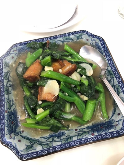 ผัดคะน้าหมูกรอบ