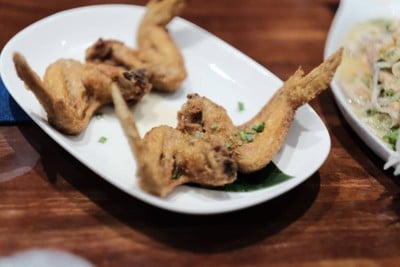 ปีกไก่ทอดราดน้ำปลา