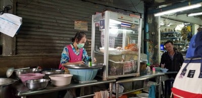 หน้าร้าน ก๋วยเตี๋ยวเกี๊ยวฟรี ท่าพระจันทร์