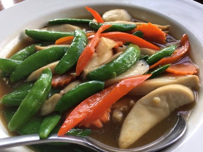 เห็ดออรินจิผัดถั่วหวาน