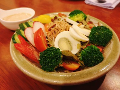 สลัดบล็อคโคลี่ทูน่าไข่ต้ม