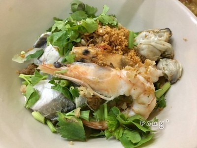 ข้าวต้มแห้ง ใส่กุ้ง ปลากระพง และหอยนางรม