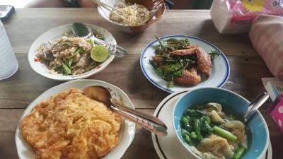 กินสองคน >< น้ำแข็งแก้วละ 2 บาท น้ำ 1 ขวด รวมราคา 204 บาทเอง