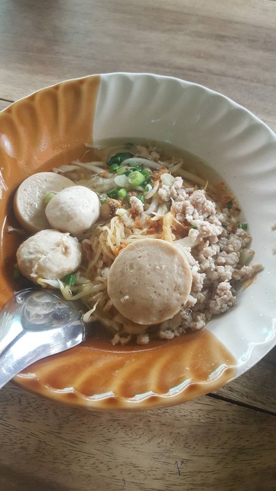 เส้นใหญ่ผัดซีอิ๊ว หมู