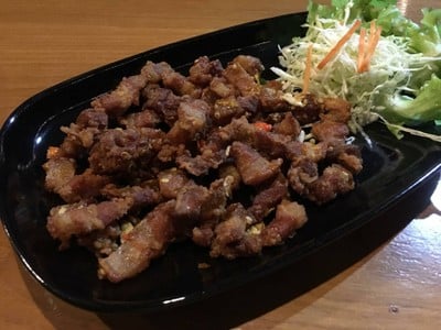 สามชั้นทอดแห้งๆ เผ็ดนิดๆ กับแกล้มเครื่องดื่มเย็นไ เคี้ยวเพลินๆ