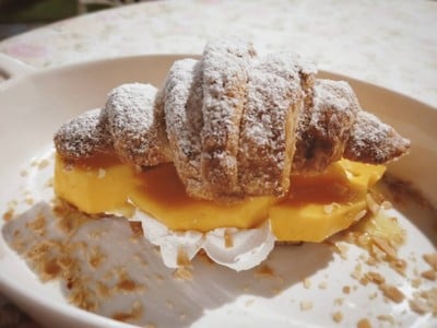 ครัวซองมะม่วงคัสตาร์ด