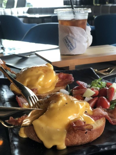EGG BENEDICT