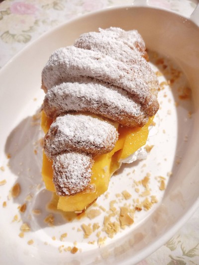 ครัวซองมะม่วงคัสตาร์ด