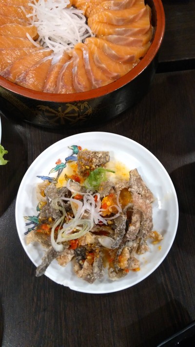 ยำปลาแซลม่อนกรอบ