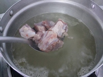 วิธีทำ กระดูกหมูต้มยาจีน วิธีทำ กระดูกหมูต้มยาจีน