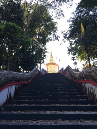 ปลายทางบันไดนาค เผยให้เห็นพระธาตุก้าวหน้า มหามงคลคีรี ศรีเมืองกื้ด