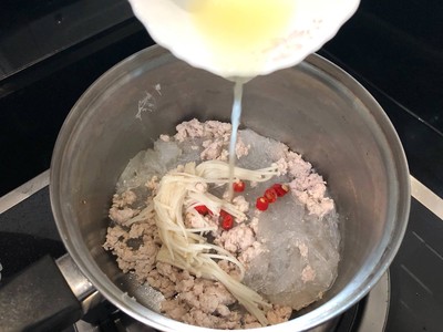 วิธีทำ ยำวุ้นเส้นสูตรเน้นแต่หมูสับ วิธีทำ ยำวุ้นเส้นสูตรเน้นแต่หมูสับ