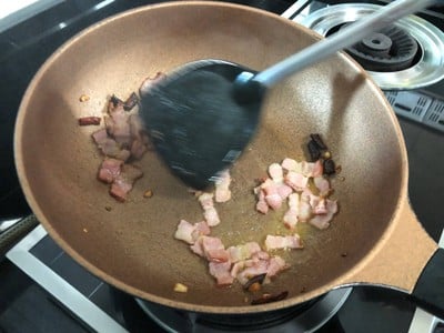 วิธีทำ สปาเก็ตตี้เบคอนผัดพริกแห้งทำด้วยใจ