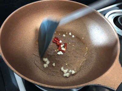 วิธีทำ สปาเก็ตตี้เบคอนผัดพริกแห้งทำด้วยใจ