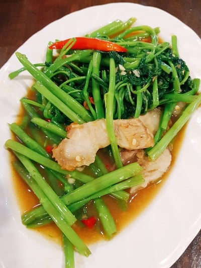 ผักบุ้งไฟแดงหมูกรอบ