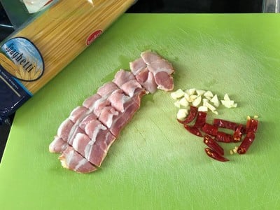 วิธีทำ สปาเก็ตตี้เบคอนผัดพริกแห้งทำด้วยใจ