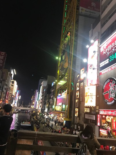 ร้านค้าบริเวณคลอง Dotonbori มีร้านอาหารยอดฮิตหลายร้านที่คนไทยชอบแวะ