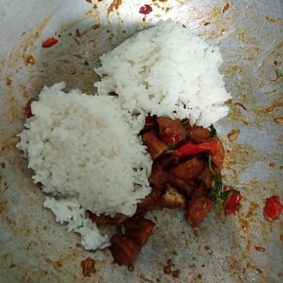 วิธีทำ ผัดกระเพราไก่จ๊อท๊อปปิ้งด้วยไข่ลวก