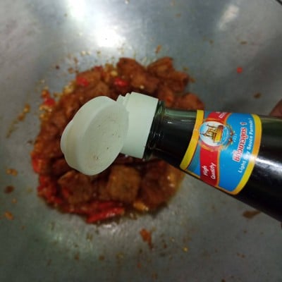 วิธีทำ ผัดกระเพราไก่จ๊อท๊อปปิ้งด้วยไข่ลวก