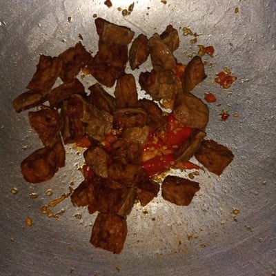 วิธีทำ ผัดกระเพราไก่จ๊อท๊อปปิ้งด้วยไข่ลวก