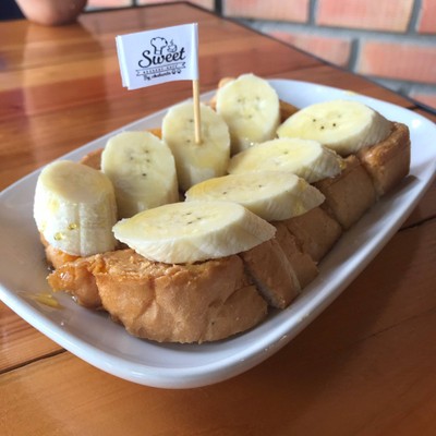 ขนมปังปิ้งเนยถั่วกล้วย