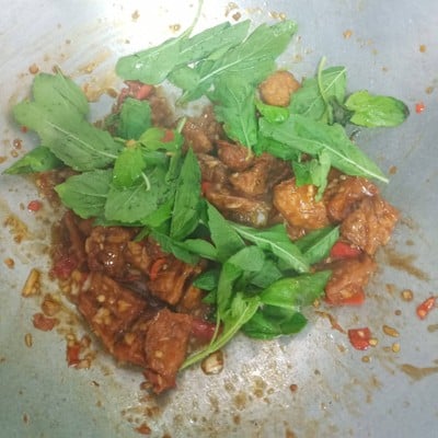 วิธีทำ ผัดกระเพราไก่จ๊อท๊อปปิ้งด้วยไข่ลวก