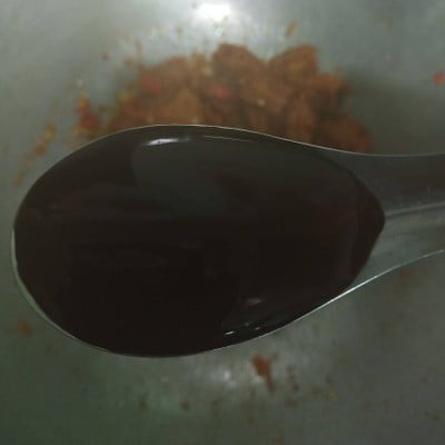 วิธีทำ ผัดกระเพราไก่จ๊อท๊อปปิ้งด้วยไข่ลวก