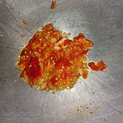 วิธีทำ ผัดกระเพราไก่จ๊อท๊อปปิ้งด้วยไข่ลวก