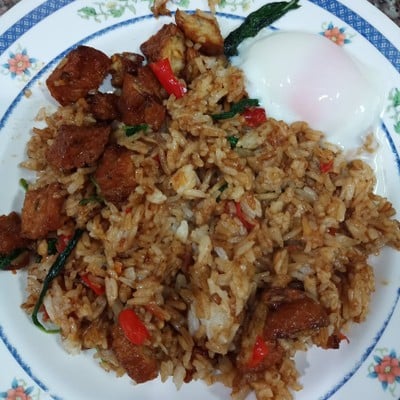 วิธีทำ ผัดกระเพราไก่จ๊อท๊อปปิ้งด้วยไข่ลวก