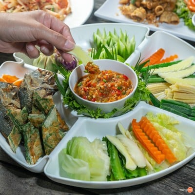 เมนูของร้าน ครัวหลังบ้าน The Water Front นครปฐม