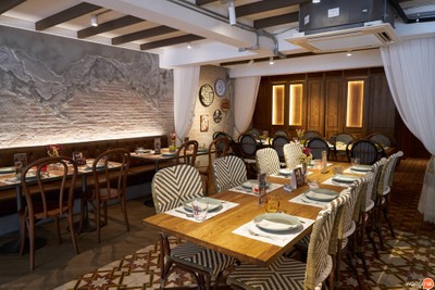 Charm Eatery and Bar ราชครู