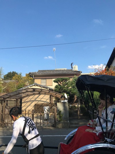 ถนนด้านหน้าก่อนถึงซอยทางเข้าป่าไผ่ แต่งตัวย้อนยุค