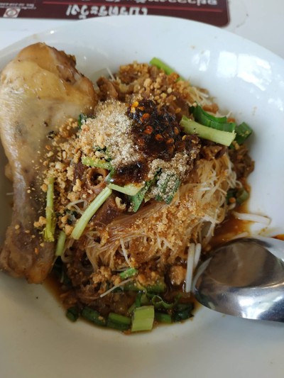 เส้นหมี่แห้งหมูตุ๋นน่องไก่