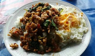 ข้าวกระเพราหมูไข่ดาว
