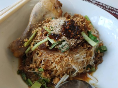 เส้นหมี่แห้งหมูตุ๋นน่องไก่