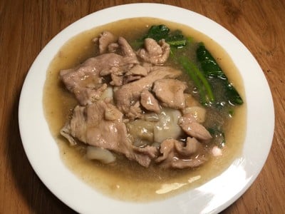 บะหมี่กรอบราดหน้าหมู