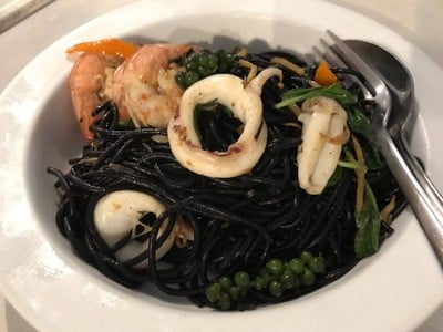 สปาเก็ตตี้เส้นดำผัดฉ่าทะเล