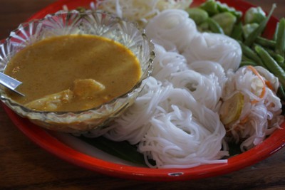 SOUTHERN CRAB CURRY SERVED WITH RICE NOODLE AND ASSORTED LOCAL VEGETABLES