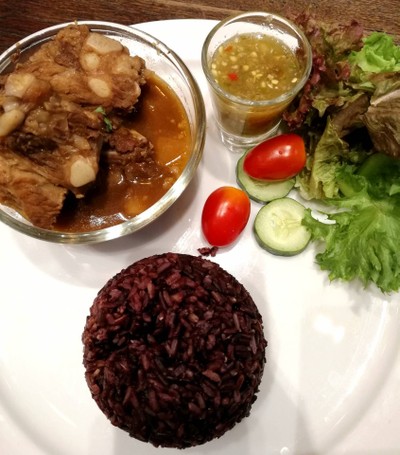 ข้าวซี่โครงหมูอบสัปปะรด ราคา 185 บาท+