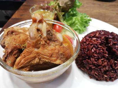 ข้าวซี่โครงหมูอบสัปปะรด ราคา 185 บาท+