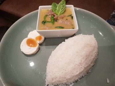 ข้าวแกงเขียวหวานเนื้อ
