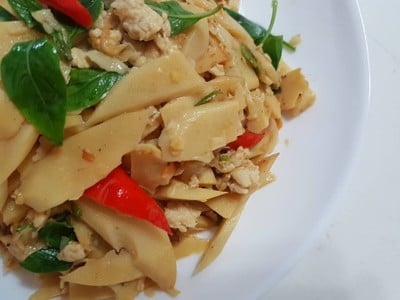 ผัดหน่อไม้ใบโหระพา ผัดหน่อไม้ใบโหระพา