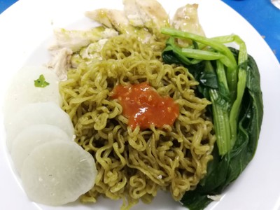 บะหมี่ผักอกไก่หมักซีอิ๊ว