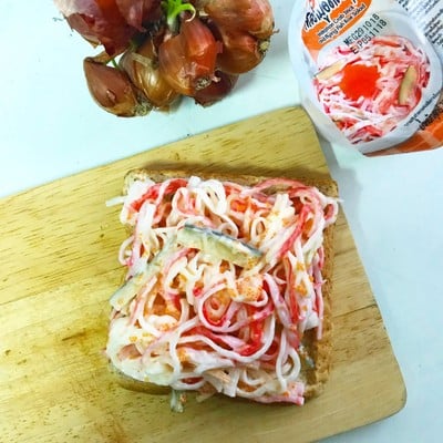 วิธีทำ แซนวิชสลัดปูอัดไข่กุ้ง วิธีทำ แซนวิชสลัดปูอัดไข่กุ้ง