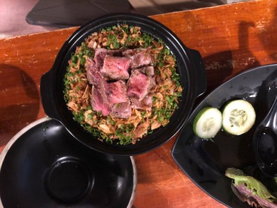 ข้าวผัดเนื้อลูกเต๋ากระเทียมกรอบ