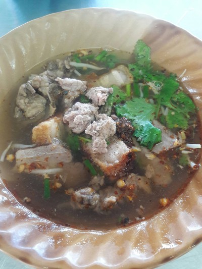 กวยจั๊บเครื่องใน หมูกรอบ ไข่