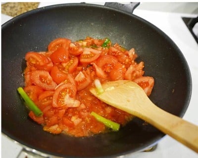 วิธีทำ มะเขือเทศผัดไข่ (แบบจีน) วิธีทำ มะเขือเทศผัดไข่ (แบบจีน)