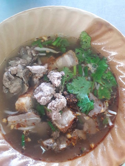 กวยจั๊บเครื่องใน หมูกรอบ ไข่